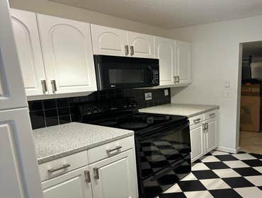 Condo Renovation Just finished this total condo renovation in 15 working days ✅
New flooring
New kitchen tops
Popcorn ceiling scraped
Added LED recesse