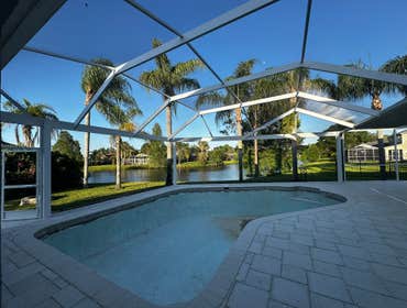 Panoramic screen enclosure