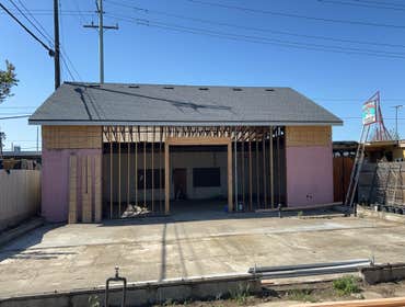 Asphalt shingles with air vents