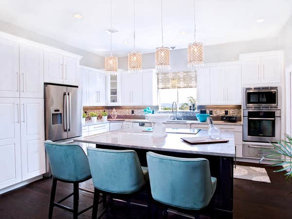 Luxury Kitchen Renovation – Large Island & Modern Lighting