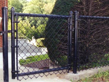 Los Angeles Residential Chain Link Fence Izurieta is capable of doing both the large jobs and the smaller scale residential jobs. No matter the size of