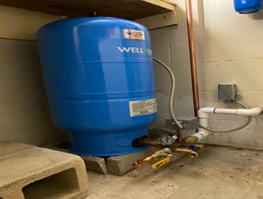 New Well Tank A new well water pressure tank and controls.
This common well water setup with with a fresh new set of parts. Installed by professionals,