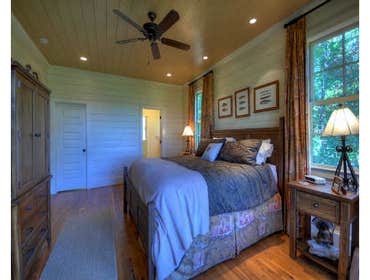Blue Ridge Custom cabin in Blue Ridge Georgia
4000 sq. ft. 5 bedrooms 5 1/2 baths