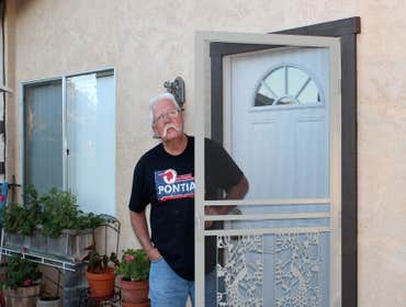 Swinging screen door