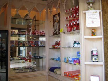 Themed hotelgift shop displays