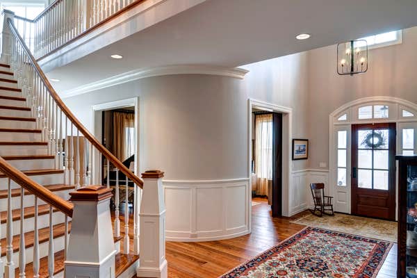 Curved Wall in Entry