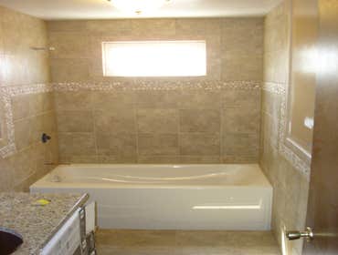 tub surround w/ pebbles
